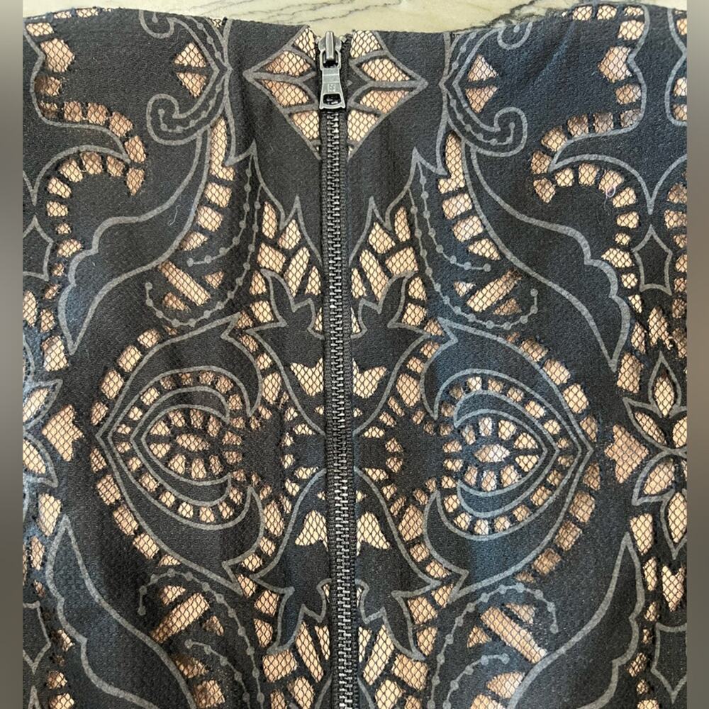 BCBGMaxAzria XXS Black and Cream Lace Fitted Deep V-Neck Peplum Top Retail $228 - Picture 6 of 8